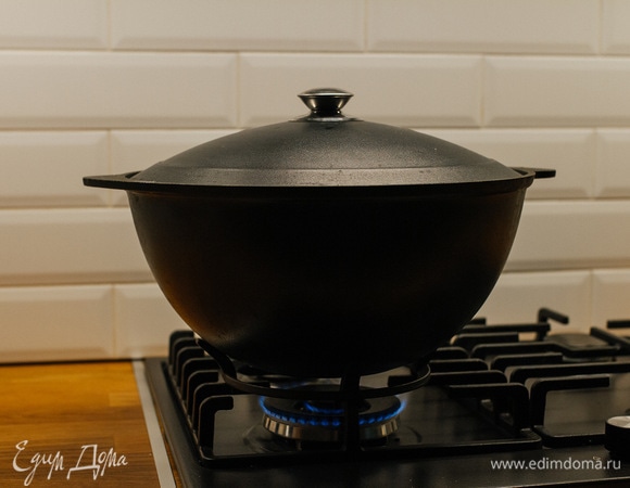 Затем накрыть казан, убавить огонь до минимума и готовить примерно 30 минут, периодически снимая крышку и сливая с нее воду.