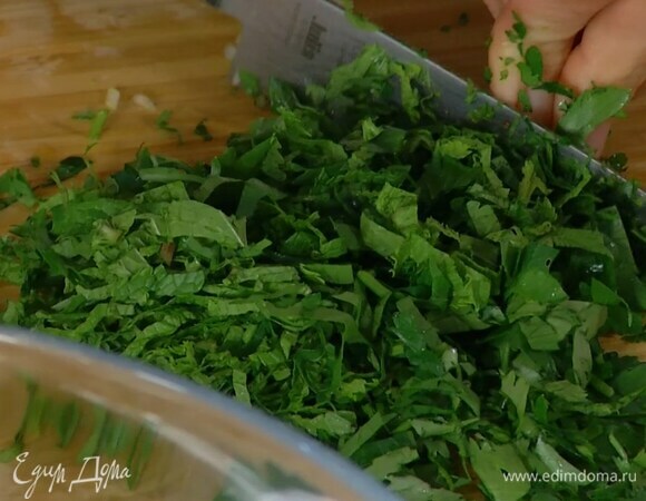 Кинзу, петрушку и мяту мелко порубить.