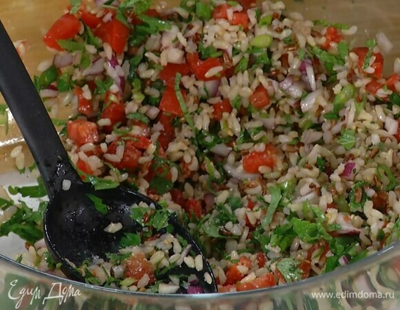 Измельченные овощи и зелень выложить в глубокую миску, добавить отваренный рис, посолить, поперчить, посыпать душистым перцем, мускатным орехом, кориандром, зирой и корицей, все перемешать.