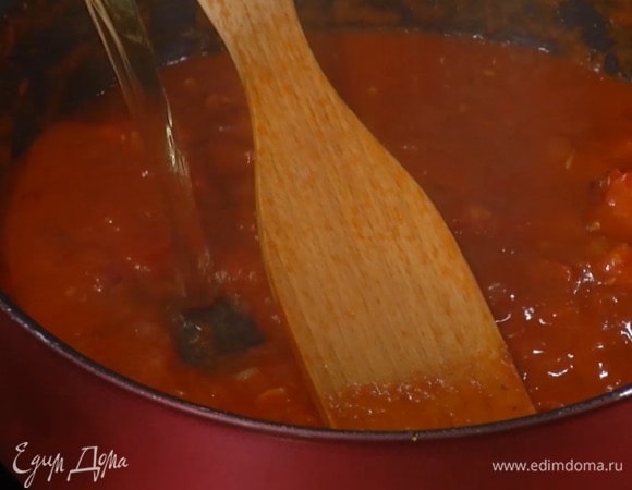 В уваренный соус влить горячий бульон и прогреть все еще немного.