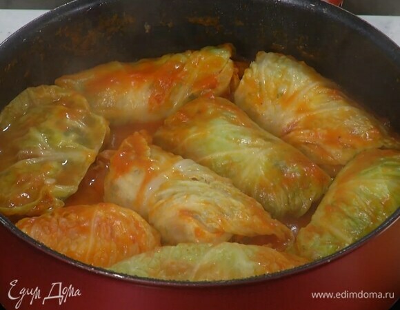 Выложить голубцы в кипящий соус, накрыть крышкой и томить до готовности.