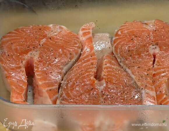 Рыбу выложить в жаропрочную форму, посолить, поперчить со всех сторон, полить оливковым маслом и запекать в разогретой духовке 12 минут.