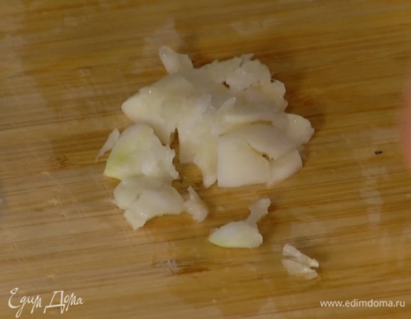 Зубчик чеснока почистить и раздавить плоской стороной ножа.