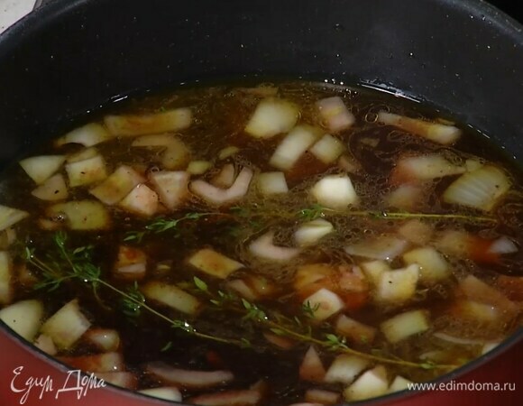 Приготовить соус: разогреть в сковороде половину оливкового масла, выложить лук и чеснок, добавить веточки тимьяна, посолить, поперчить, влить вино и довести все до кипения, затем влить горячий бульон и все уварить.