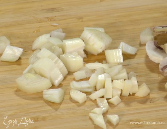 Оставшийся лук и чеснок почистить и порезать крупными кусочками.