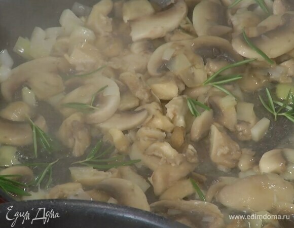 В отдельной сковороде разогреть оставшееся оливковое и сливочное масло и обжарить лук с чесноком, затем выложить грибы, посыпать их листьями с двух веточек розмарина и обжарить до готовности.