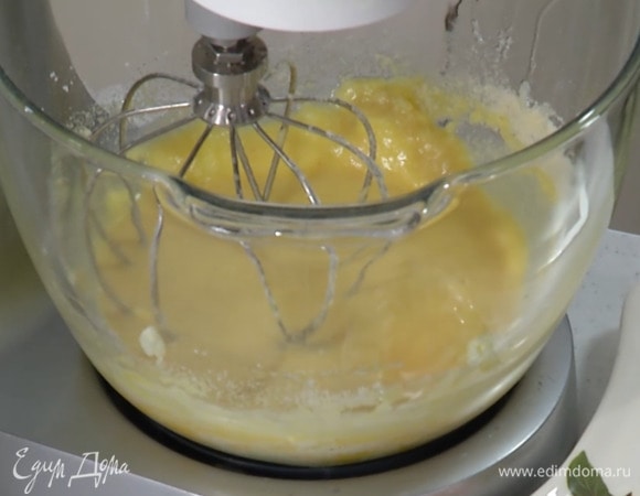 Предварительно размягченное сливочное масло соединить в чаше комбайна с сахарной пудрой и взбить насадкой-венчиком, затем, продолжая взбивать, по одному ввести яйца, всыпать миндаль и часть муки.