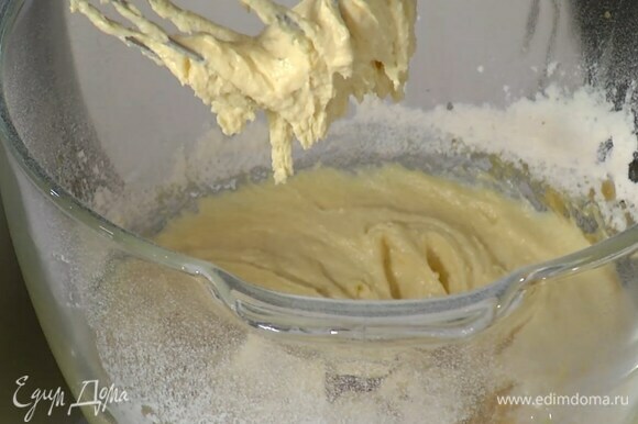 Оставшуюся муку перемешать с разрыхлителем и солью и добавить в тесто, затем влить ванильный экстракт и вымешать все до однородной консистенции.