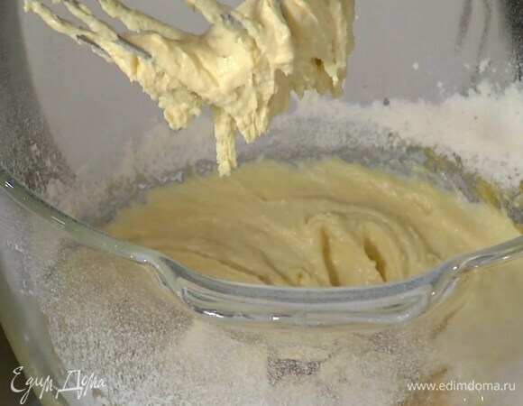 Оставшуюся муку перемешать с разрыхлителем и солью и добавить в тесто, затем влить ванильный экстракт и вымешать все до однородной консистенции.