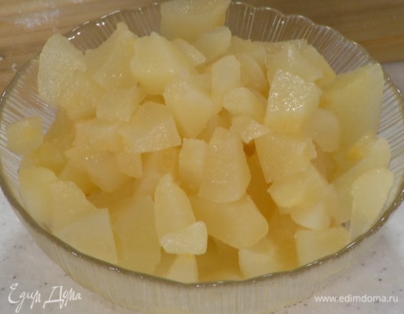 Консервированные груши нарезать кусочками разного размера.