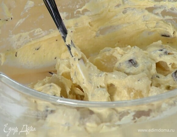 Нарезанные груши и шоколад добавить в тесто, все перемешать.