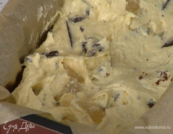 Форму для кекса выстелить пищевой бумагой, выложить тесто и разровнять его.