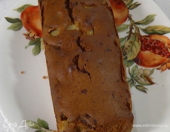 Выпекать кекс в разогретой духовке 35–40 минут.<br />
Готовый кекс посыпать какао.