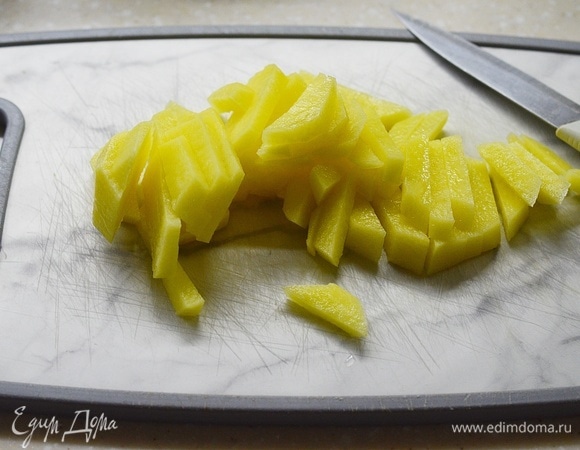 Картофель почистите, нарежьте соломкой.