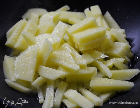 В сковороде разогрейте масло, добавьте картофель и обжаривайте до хрустящего состояния.