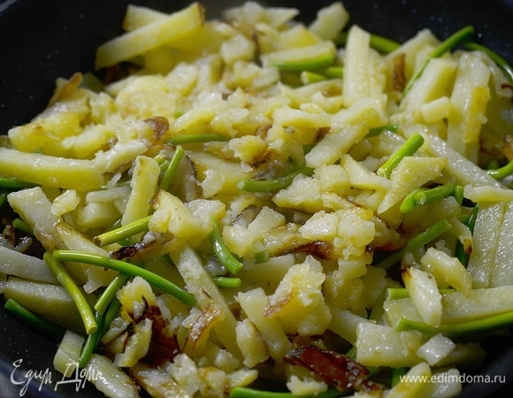 Обжаривайте до полной готовности картофеля. Не солите.