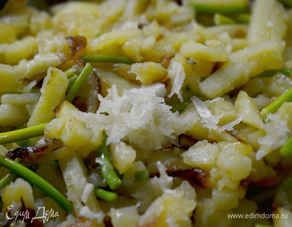 Добавьте измельченный чеснок, перемешайте и снимите с огня. В самом конце посолите.