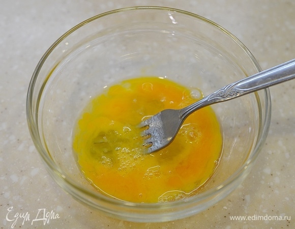 Посолите и слегка размешайте вилкой.