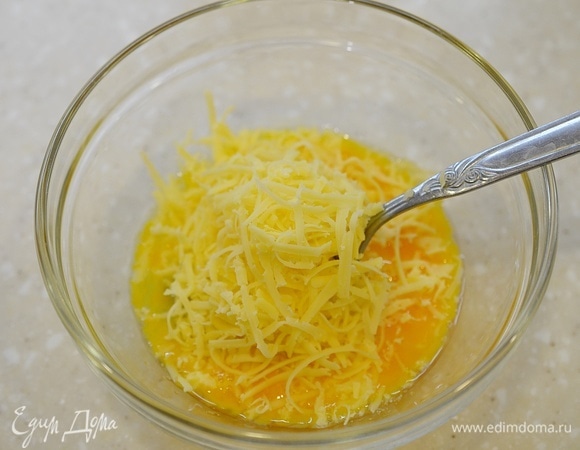 Добавьте молоко и натертый на мелкой терке сыр.
