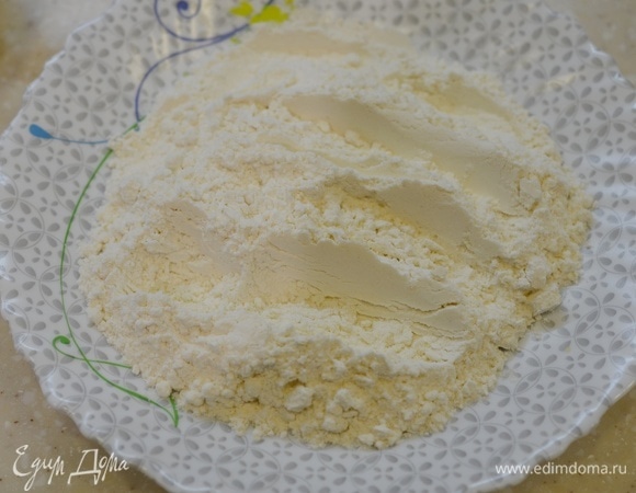 Муку смешайте с солью.