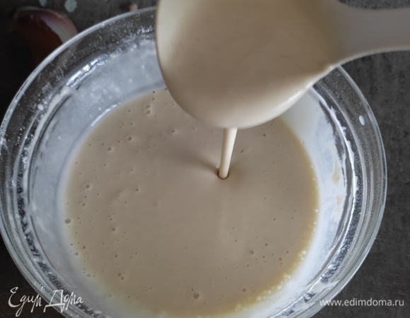 Если есть готовые блинчики, этот шаг пропускаем, если нет, то готовим тесто. Смешиваем яйцо, молоко и муку, добавляем соль и сахар. Все хорошо перемешиваем венчиком, чтобы не было комочков. В последнюю очередь добавляем растительное масло. Жарим блинчики.