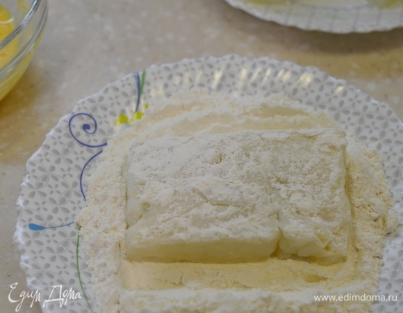 Каждое рыбное филе обваляйте в мучной смеси.