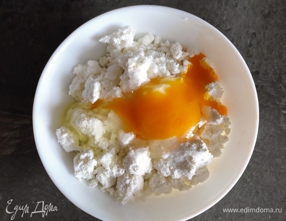 Творог растираем с яйцом и сахаром, добавляем ванилин по вкусу. Можно добавить изюм, если любите.