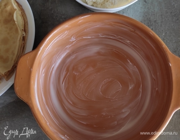 Форму для запекания смазываем сливочным маслом.