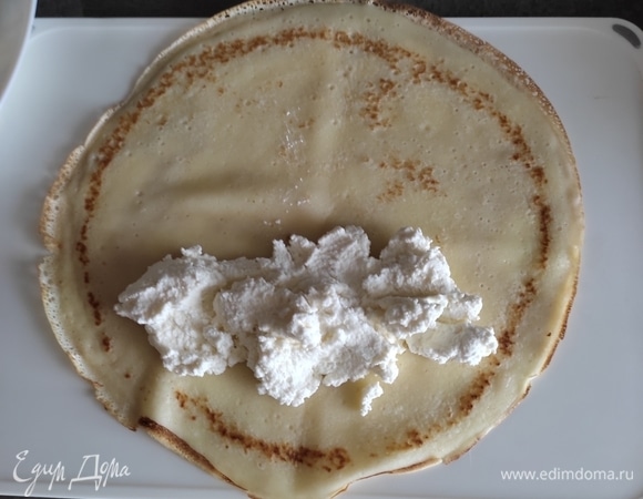 На блинчик выкладываем творожную начинку, примерно 1,5–2 ст. л.