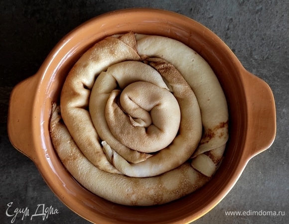 Трубочки укладываем по спирали в форму.