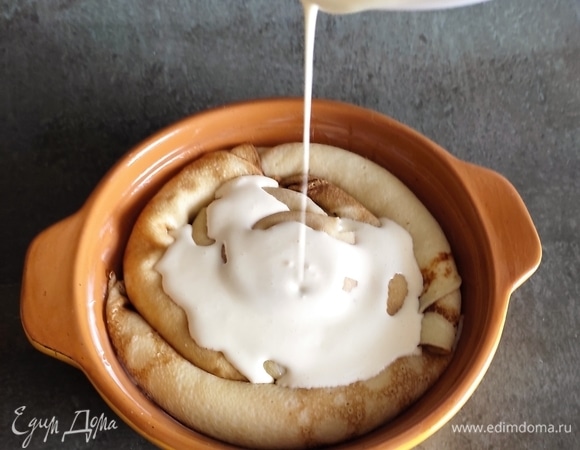Для заливки смешиваем сметану, яйцо и сахар. Если сметана слишком густая, можно добавить немного молока. Должна получиться жидкая смесь. Заливаем нашу «улитку».