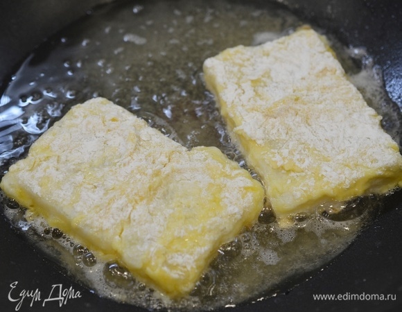 В сковороде разогрейте масло, положите рыбу и обжаривайте по 5–7 минут с каждой стороны на умеренном огне, до хрустящего состояния.