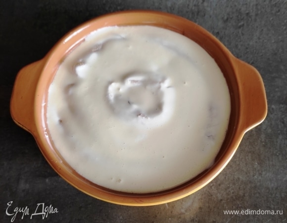 Равномерно распределите заливку. Выпекать в разогретой до 180°C духовке примерно 30–35 минут.