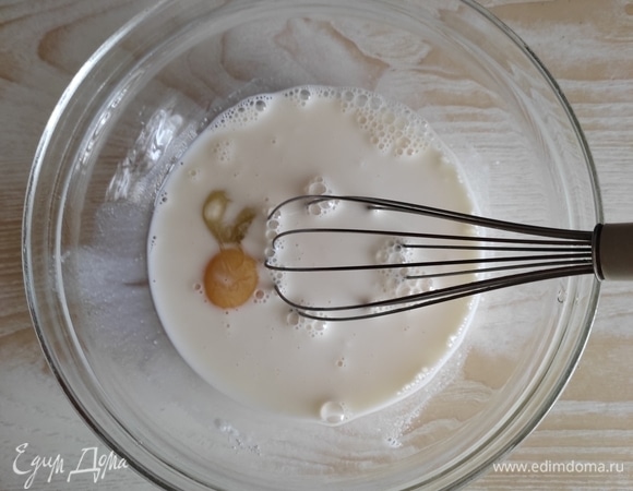 В чаше соединяем яйца, соль, сахар и молоко, хорошо взбиваем венчиком.