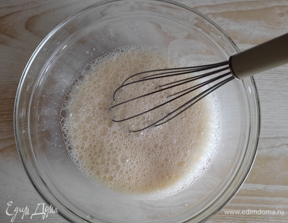 Добавляем минералку и еще раз взбиваем. После добавляем муку и размешиваем тесто, чтобы получилось без комочков. Муки может потребоваться чуть больше или меньше, смотрите на консистенцию теста.