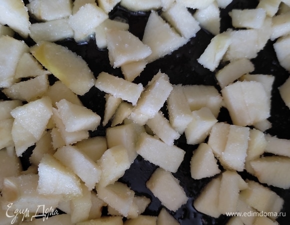 Для начинки яблоки чистим и режем мелким кубиком, перемешиваем с сахаром и выкладываем на сковородку, томим яблоки на среднем огне до растворения сахара. Бруснику можно взять свежую или замороженную (если берете замороженную,то обязательно слейте весь сок). Добавьте к яблоку, перемешайте.