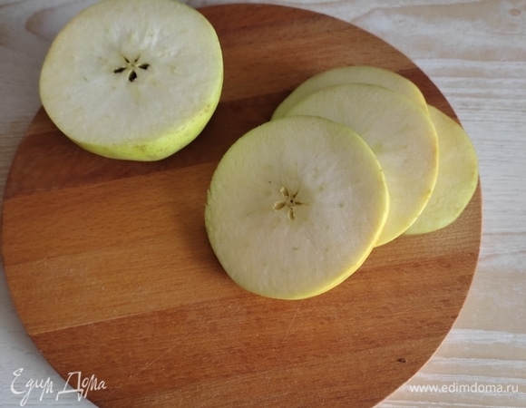Яблоки для украшения должны быть большими. Режем яблоко на слайсы толщиной 3–5 мм.