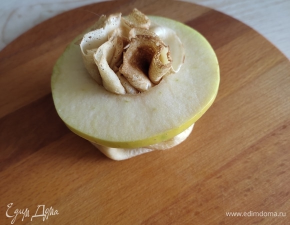 На середину блина выкладываем начинку, собираем по краям, чтобы получился мешочек, и сверху надеваем кольцо из яблока. Чуть подтягиваем края блинчика вверх, чтобы кольцо не сползло. Сверху посыпаем корицей по вкусу.