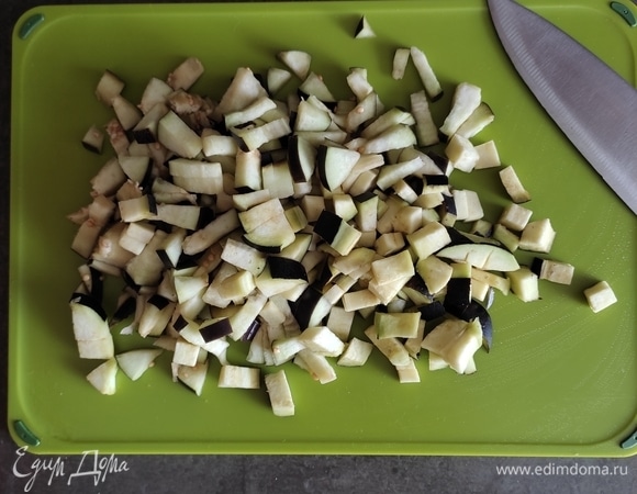 Баклажан вымыть и нарезать кубиками. Если не любите с кожурой, снимите ее.