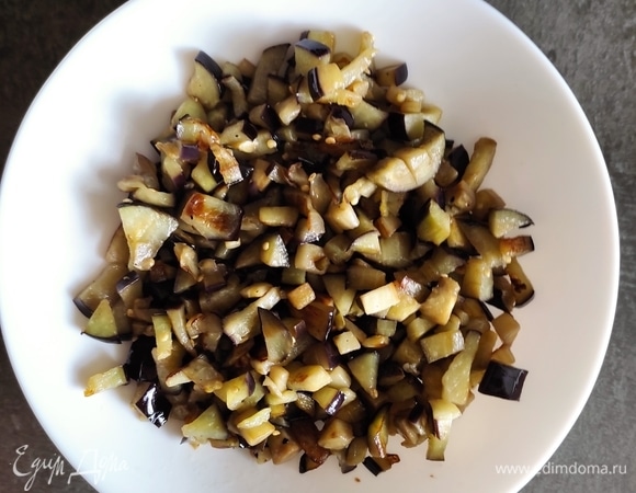 Баклажан обжаривать на растительном масле 5–7 минут, важно не доводить до полной готовности, чтобы овощ в супе не развалился.