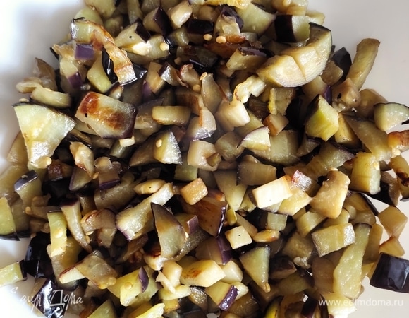 Как только кубики подрумянились, снимайте с огня.