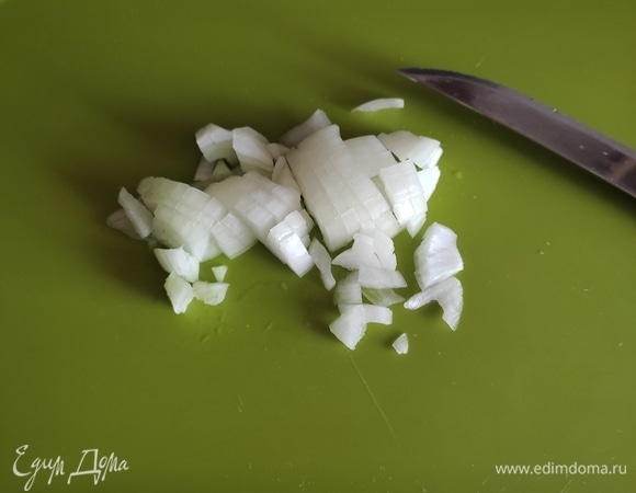 Лук нарезать кубиками.