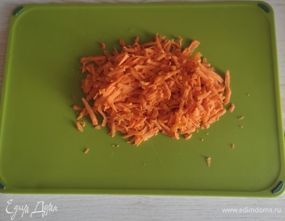 Морковь натереть на крупной терке.