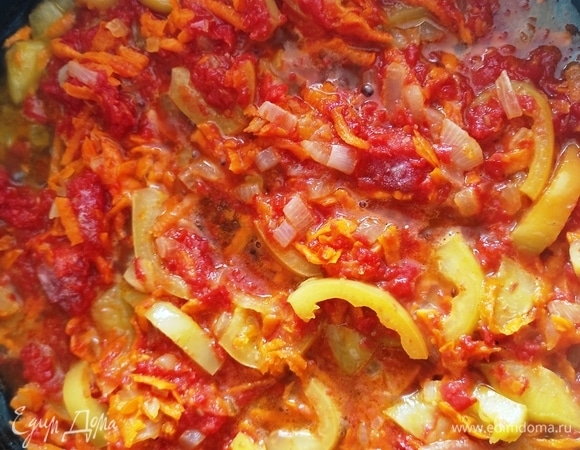 Лук, морковь и перец обжарить на растительном масле 5 минут. Добавить к зажарке натертые помидоры. Все вместе тушить 5–7 минут, затем добавить обжаренные баклажаны и тушить еще минуты 3.