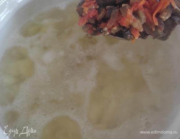 Когда картофель будет готов, добавить зажарку и кускус. Посолить. Кипятить 5 минут. Дать супу настояться хотя бы 15 минут. Подавать с зеленью. Приятного аппетита!