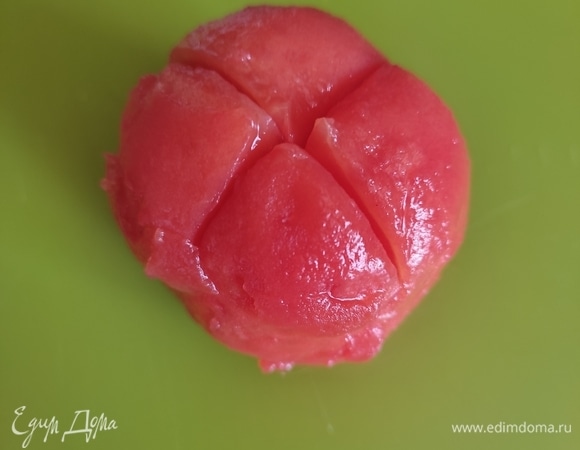 Помидоры ошпарить кипятком, снять кожицу, потереть на терке (можно в измельчителе).