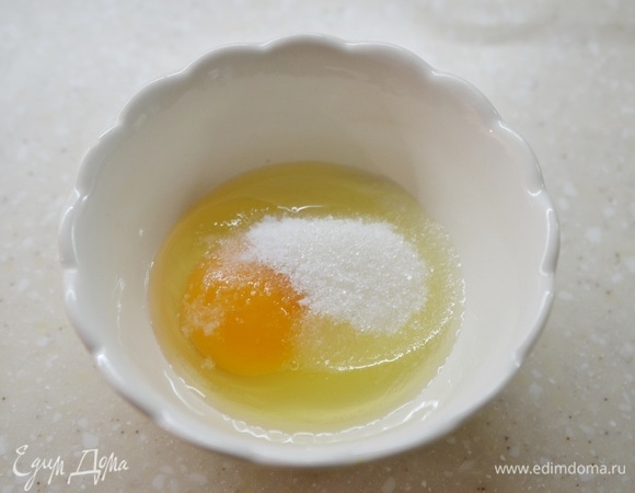 Яйцо взбейте с ванильным сахаром.