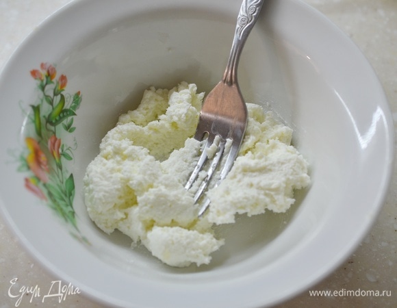 Творог разомните вилкой.