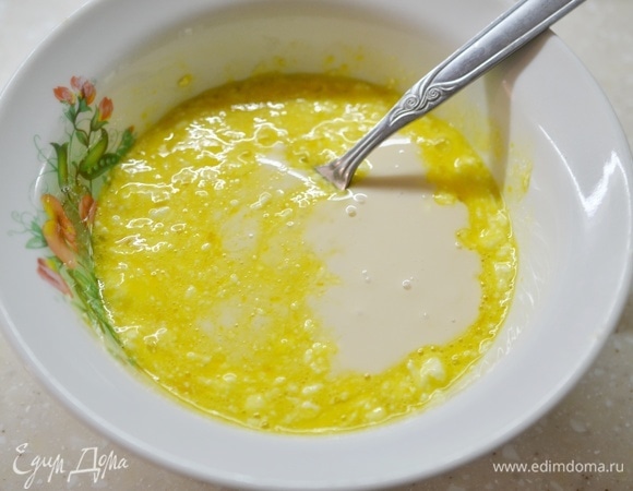 Влейте ряженку, добавьте соль, соду и перемешайте.