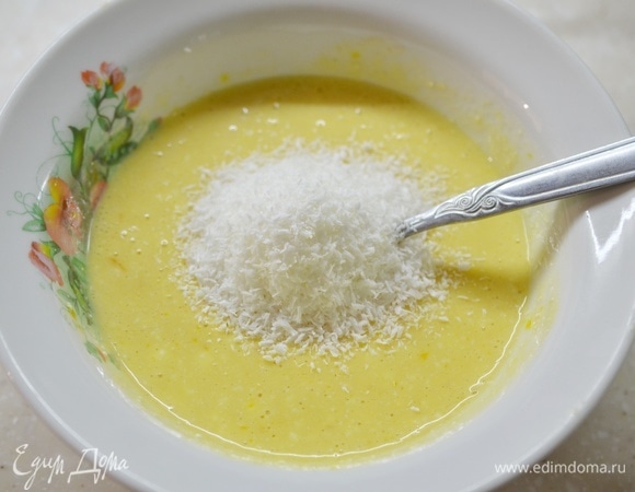 Добавьте кокосовую стружку.